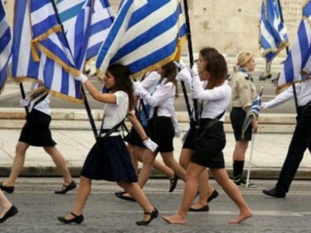 Aυτή είναι η αλήθεια για την ξυπόλητη σημαιοφόρο στο Σύνταγμα