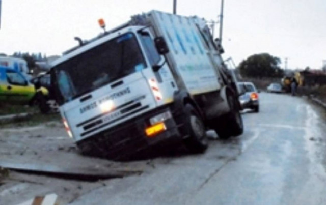 Βούλιαξε στην άσφαλτο απορριμματοφόρο του δήμου Κομοτηνής!