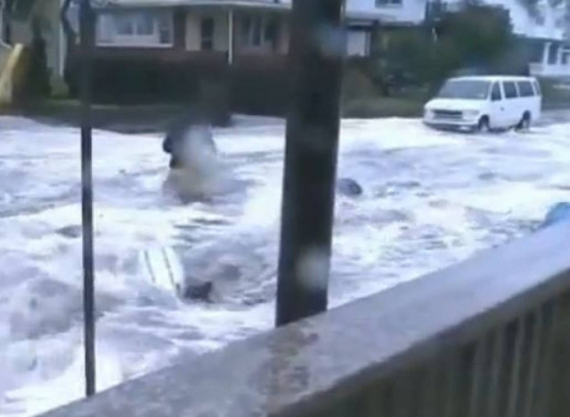 Βίντεο: Ρεπόρτερ παρασύρεται από χείμαρρο