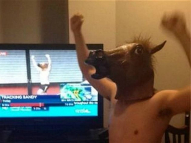 Βίντεο: Ημίγυμνος στο δρόμο για να «καλωσορίσει» τον τυφώνα Σάντι!