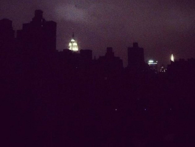 Στο σκοτάδι μεγάλο μέρος της Νέας Υόρκης