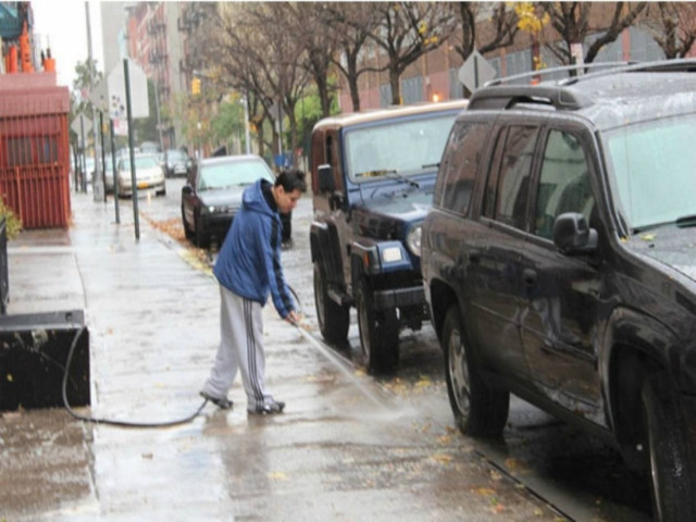 Δεν υπάρχει: Βγήκε μες στον τυφώνα για να... πλύνει το πεζοδρόμιο!