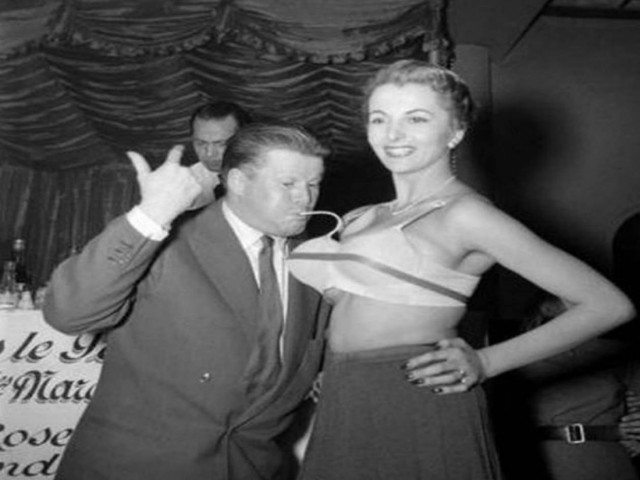 Τι έκαναν οι γυναίκες πριν την σιλικόνη; Ορίστε το σουτιέν-καλαμάκι!