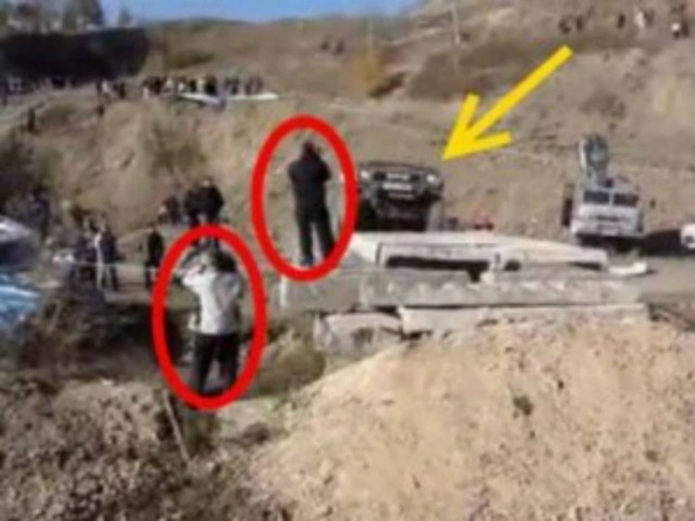 Βίντεο: Τζιπ πάτησε δύο cameramen ζωντανά στον αέρα!