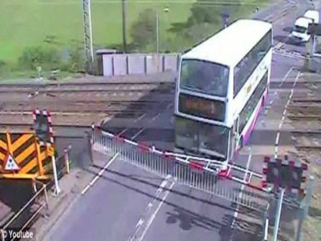 Βίντεο σοκ: Σχολικό λεωφορείο εγκλωβίζεται στις ράγες τρένου!