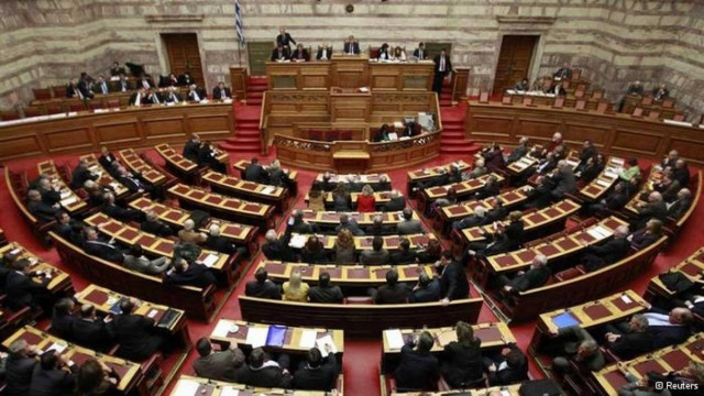 Bloomberg: Oι Έλληνες πολιτικοί καυγαδίζουν για τα μέτρα