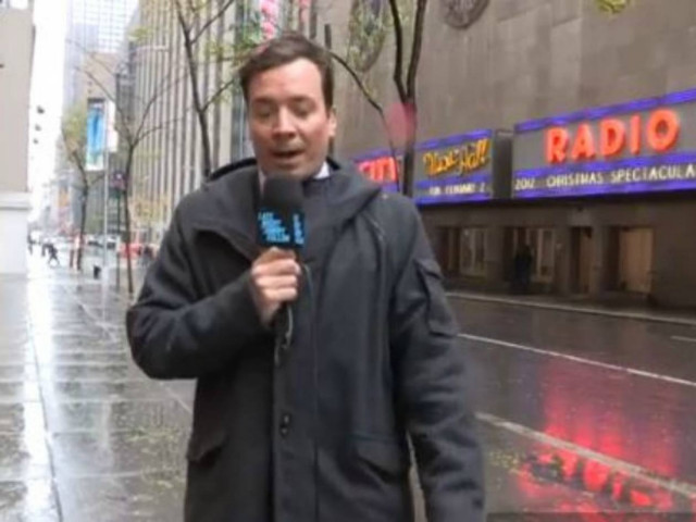 Βίντεο: Έκανε μόνος του εκπομπή την ώρα του τυφώνα