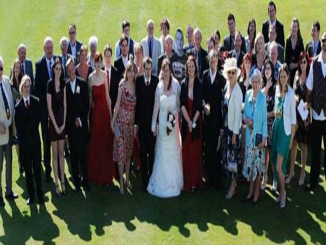 Μπορείτε να βρείτε τι δεν πάει καλά σε αυτήν την φωτογραφία γάμου;