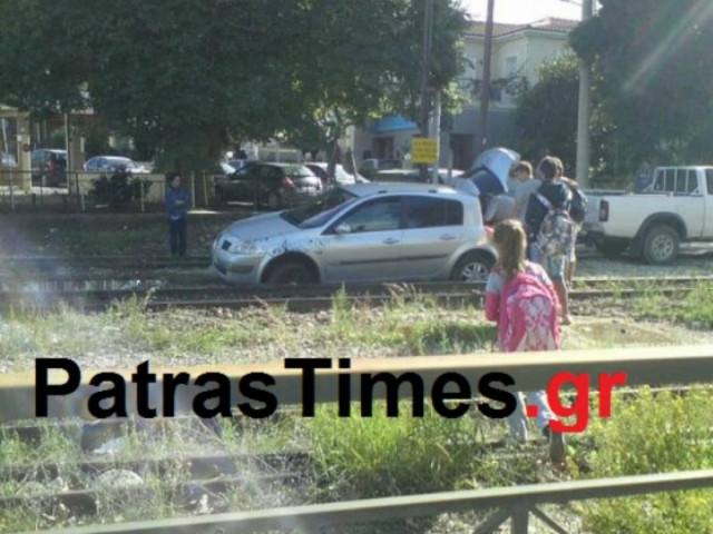 Πάτρα: Πάρκαρε το αυτοκίνητο του πάνω στις γραμμές του προαστιακού