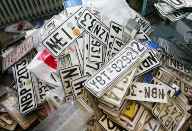 Απώλεια 141 εκατ. ευρώ από τις καταθέσεις πινακίδων