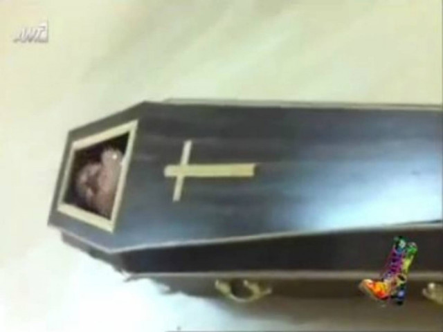 Πασίγνωστος Έλληνας ηθοποιός τραγουδάει Ρουβά μέσα σε φέρετρο (vid)