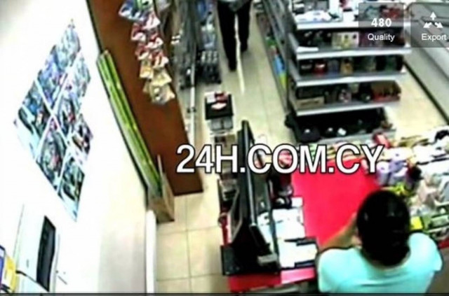 Βίντεο-σοκ: Κύπριος αστυνομικός δείχνει τα γεννητικά του όργανα