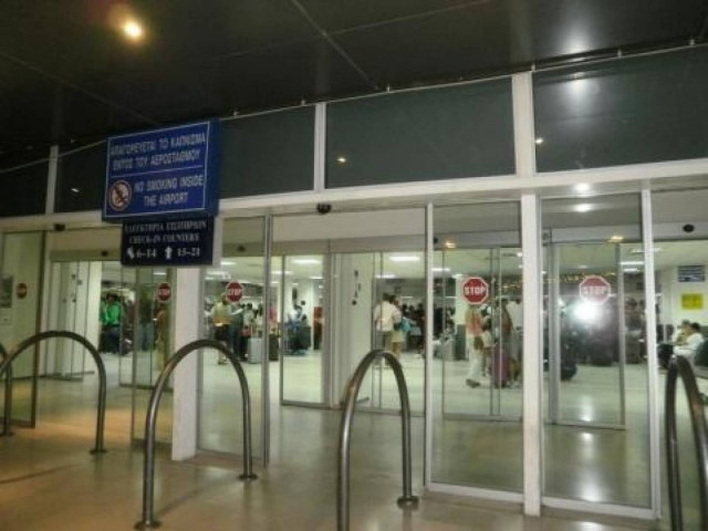 Χειροπέδες λίγο πριν την πτήση...