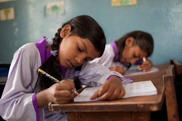 Μαθήτριες «κάρφωσαν» τον διευθυντή του σχολείου τους