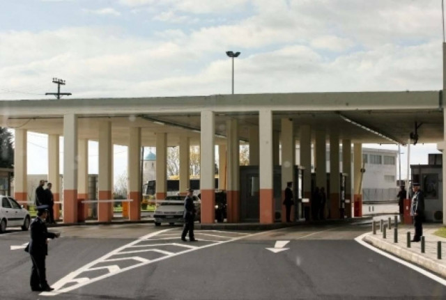 Έκρυβε στα εσώρουχά του 25.000 ευρώ για να τα περάσει από το Τελωνείο