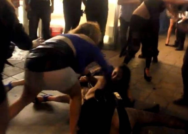 Βίντεο: Άγριο ξύλο μεταξύ γυναικών έξω από κλαμπ
