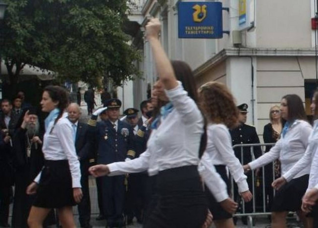 Η απάντηση της μαθήτριας που απέβαλαν για την υψωμένη γροθιά