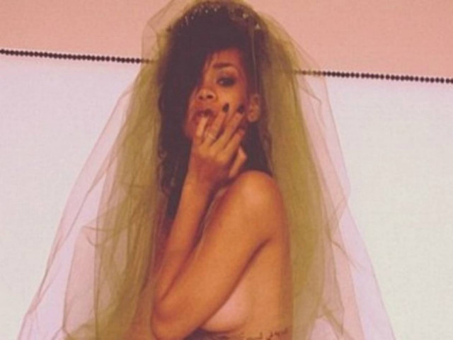Ολόγυμνη κοιμήθηκε μετά το hangover του Halloween η Rihanna