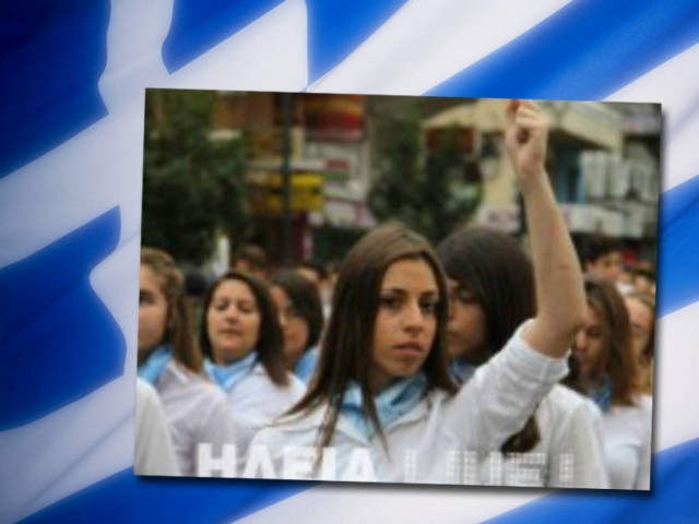 Απέβαλαν μαθήτρια επειδή ύψωσε τη γροθιά της στην παρέλαση (vid)