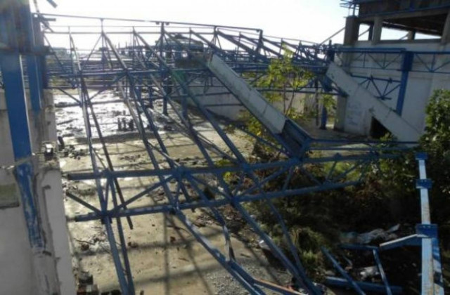 Ξήλωσε σίδερα από τη στέγη παλιάς λαχαναγοράς για σκραπ