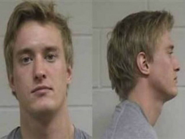 Της μοίρασε εκλογικό υλικό και της... έπιασε το στήθος!