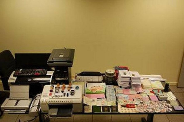 Ν. Σμύρνη: Εντοπίστηκε εργαστήριο κατασκευής πλαστών εγγράφων