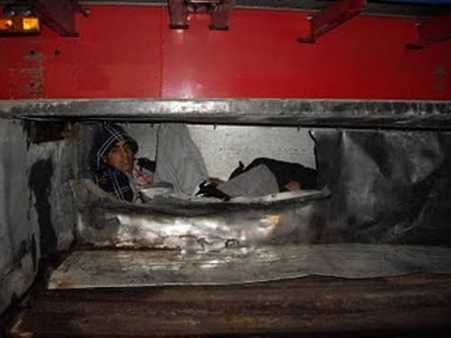 Μαχαίρωσε λαθρομετανάστη που προσπάθησε να κρυφτεί στο φορτηγό του