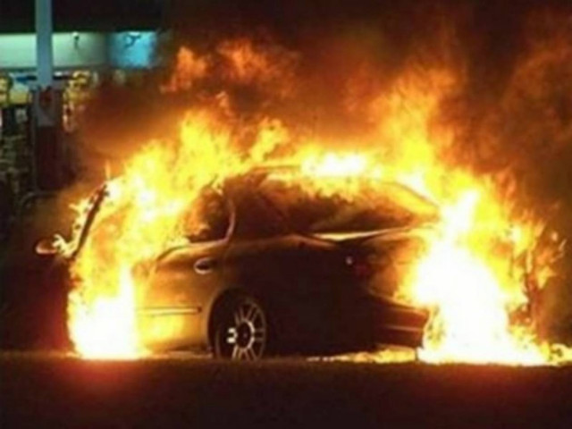 Στις φλόγες αυτοκίνητο στα Εξάρχεια