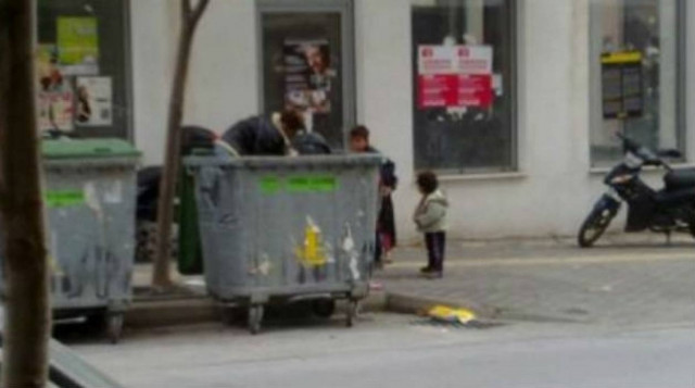 Θράκη: Οικογένεια τρώει μέσα από τα σκουπίδια