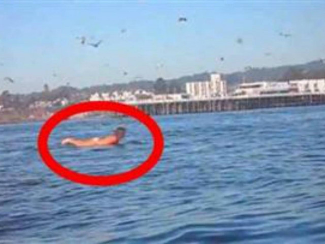 Τρόμος: Δείτε τι θα συμβεί στην κοπέλα μέσα στη θάλασσα! (vid)