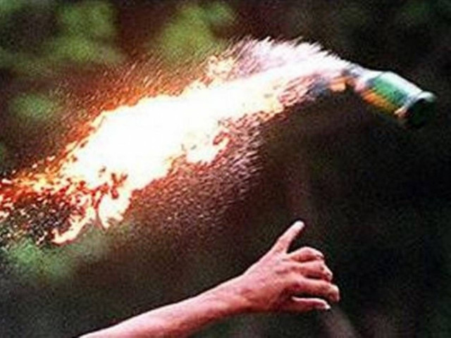 Πέταξαν μολότοφ σε πυροσβεστικό όχημα στα Εξάρχεια