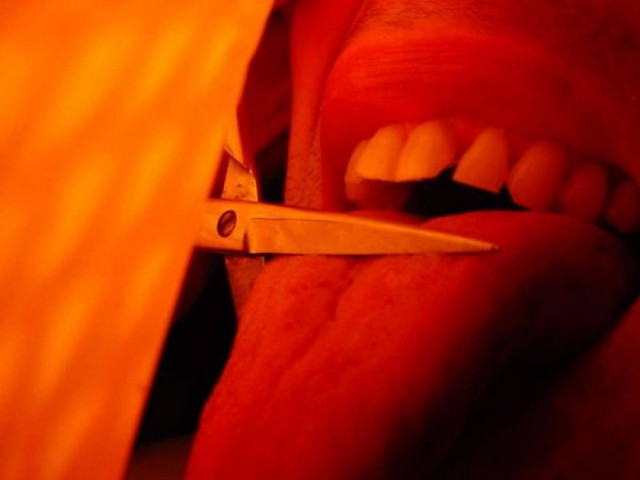 Μετάνιωσε που προσέβαλε τη γυναίκα του και έκοψε τη γλώσσα του