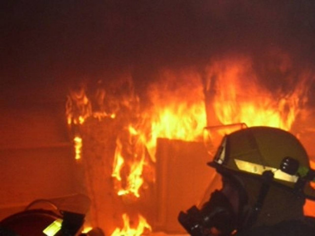 Στις φλόγες κατάστημα στον Πειραιά