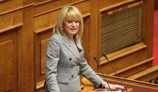 Η Τζάκρη επιτέθηκε σε Σαμαρά και Στουρνάρα, αλλά ψηφίζει «ΝΑΙ»