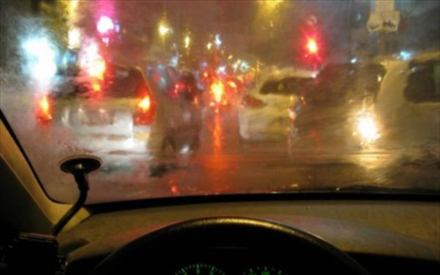 Πλημμύρισε η Εθνική Οδός, στο ύψος του Πειραιά