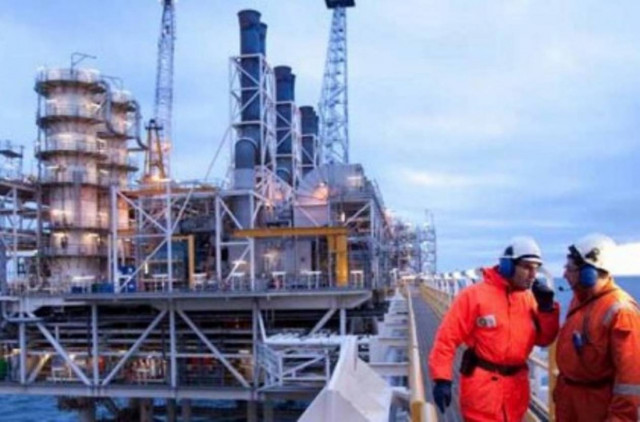 Εκκενώνεται εξέδρα πετρελαίου που πήρε κλίση