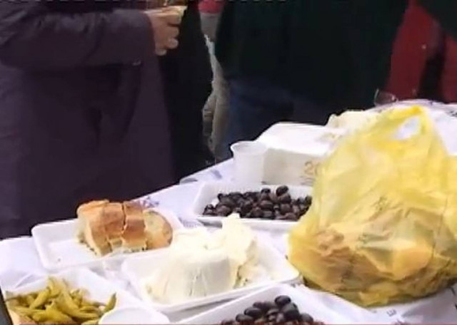 Βίντεο: Ψωμί και ελιές μοίρασαν οι δημοτικοί υπάλληλοι στην Αλεξ/πολη