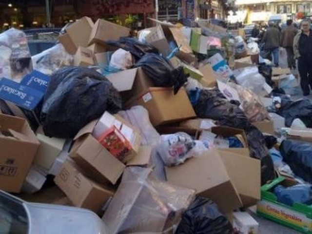 Έως τη Δευτέρα στους δρόμους τα σκουπίδια