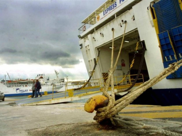 Δεμένα πλοία στα λιμάνια λόγω των ισχυρών ανέμων