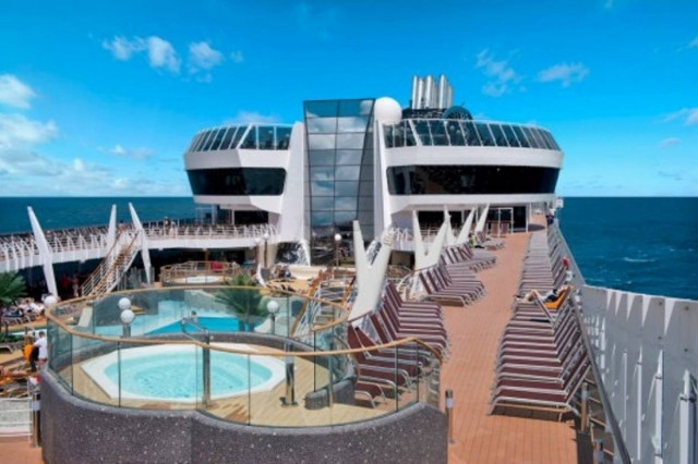 Το μεγαλύτερο κρουαζιερόπλοιο στη Μεσόγειο «δένει» στον Πειραιά