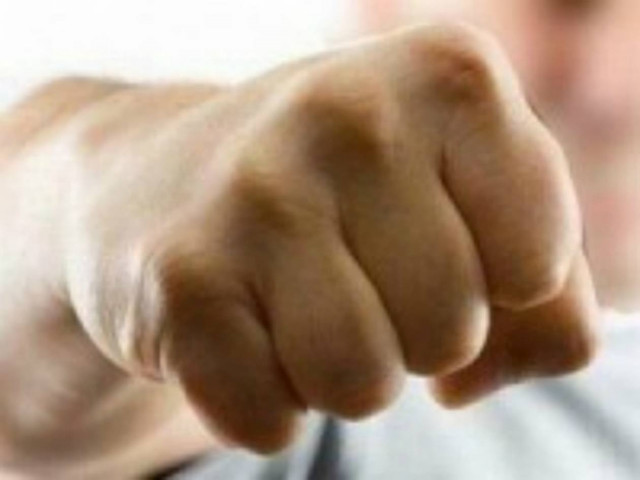 Τον ξυλοκόπησαν για να του πάρουν ένα κουτί γλυκά και 300 ευρώ