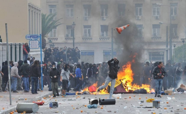 FT: Εξέγερση εν όψει στην Ελλάδα
