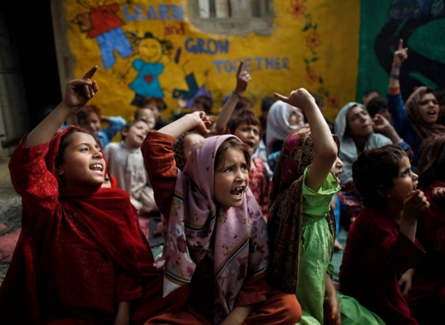 Toυς δίνουν επίδομα για να στέλνουν τα παιδιά τους στο σχολείο