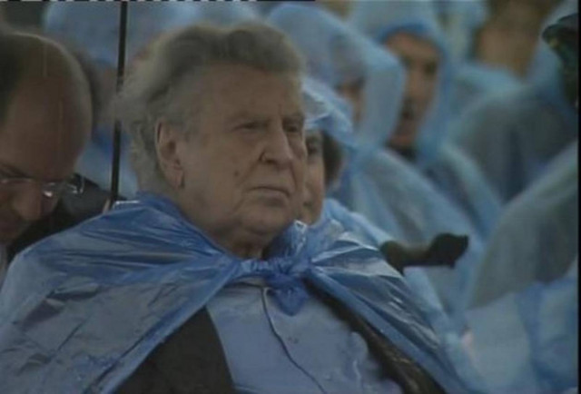 Παρών και ο Μίκης Θεοδωράκης στην τελετή της φλόγας του Μαραθώνιου