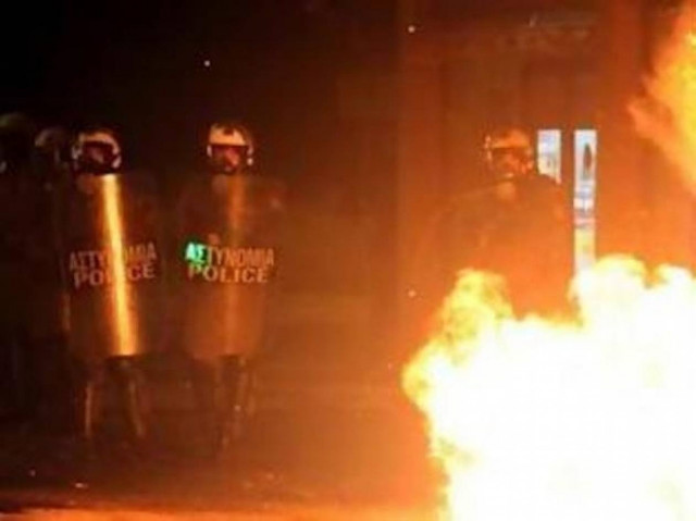 Επίθεση σε διμοιρία των ΜΑΤ στα Εξάρχεια