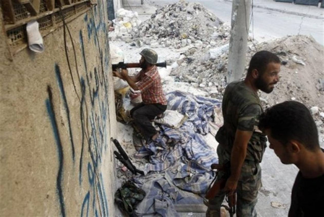 Ο Συριακός στρατός βομβαρδίζει το Χαλέπι