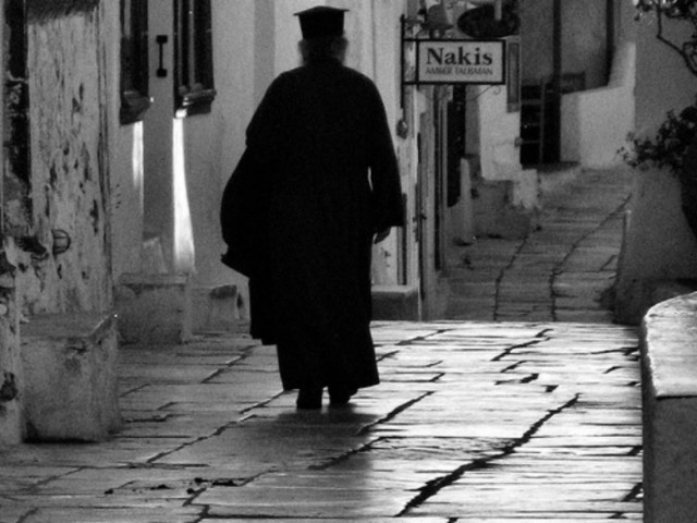 Ιερέας στην Αττική με καταθέσεις 3 εκατομμυρίων ευρώ!