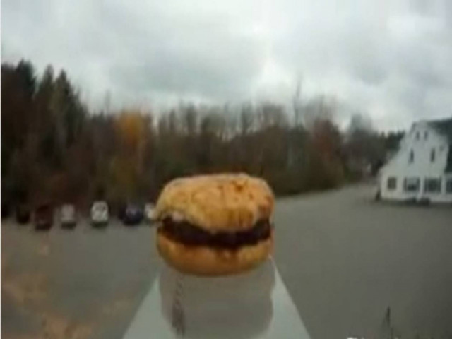 Βίντεο: Έστειλαν ένα... χάμπουργκερ στο διάστημα και επέστρεψε άθικτο!