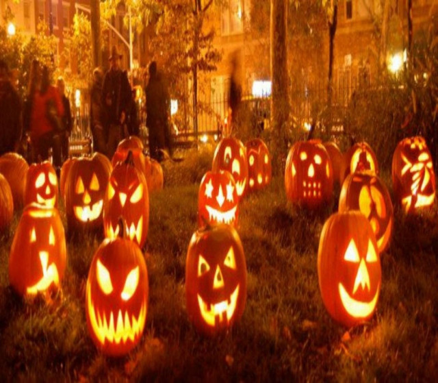 Απίστευτο: Βρήκε πτώμα στην αυλή αλλά το αγνόησε λόγω... Halloween!