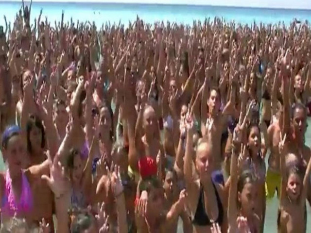 Βίντεο: Δείτε χιλιάδες άτομα να χορεύουν το Πουλάκι Τσίου!